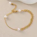 Elegante bracciale con foglie dorate e perle con catena regolabile su fondo beige - Stile Consistenza Foglia Con Perla Artificiale (JY142-01)