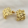 Minimalistische vergoldete Ohrstecker mit Mesh-Geflecht auf feinem weißem Stoff - Gold