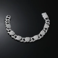 Dettaglio macro della catena cubana d'argento con cuori pavé su sfondo nero lucido - Braccialetto-8pollici / Argento