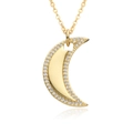 Detalle de un collar con colgante de luna dorada y circonitas blancas microengastadas - Estilo Luna (E269)