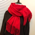 Écharpe rouge élégante au toucher cachemire avec franges présentée sur un mannequin - 70*200cm / Rouge