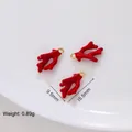 Dettagli macro di ciondoli corallo rosso con asole dorate e misure di 15,5 mm - 15# Corallo rosso dorato