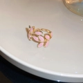 Dettaglio dell'anello a foglia regolabile in oro con smalto rosa su base in ceramica - Stile Foglia Rosa / Rosa