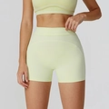 Naadloze lichtgele yogaset met high-waist shorts en bijpassende top met witte lijnen - S / Citroengroen