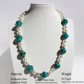 Collana artigianale con perle bianche e perle di vetro verdi su un modello di collo - Collana / Collana Coda di Fenice Blu