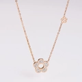 Detalle macro del colgante de flor en oro rosa con circonitas y diseño calado - Oro rosa
