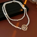 Dettaglio della collana di perle a doppio strato con pendente a fiore di camelia dorata - Collana - Oro