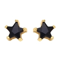 Dettaglio di orecchini a stella minimalisti con inserto nero e rifinitura dorata - Zircone Nero