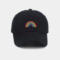 Gros plan détaillé de la broderie arc-en-ciel sur une casquette en coton noir aux points nets - Réglable / Noir