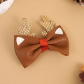 Dettaglio delle mollette per capelli a renna di Natale con fiocco glitter e campanelli - Fermaglio per capelli in pelle con renna