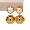 Boucles d'oreilles dorées rondes avec perle blanche et boule en métal poli - Style Doré (KD2982)