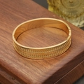 Détail du bracelet serpent doré aux motifs géométriques sur une boîte en bois - Style de Relief Creux Géométrique (3#)