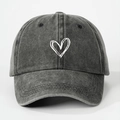 Detailaufnahme der dunkelgrauen gewaschenen Jeans-Basecap mit Herz-Stickerei - Einheitsgröße / Schwarz