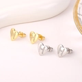 Gedetailleerd overzicht van elegante hartvormige oorknopjes met strass geplaveide letter H. - Letter H