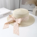 Chapeau de paille à sommet plat avec ruban floral rose sur un bureau blanc - Taille unique / Beige avec ruban floral rose