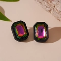 Vista macro di orecchini geometrici con cristalli iridescenti e montatura nera - Orecchini a Bottone Quadrati con Strass e Cornice Nera