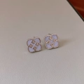 Dettaglio degli orecchini a lobo a quadrifoglio celeste con bordi in argento lucido - Orecchini a Bottone Argento-Quadrifoglio Blu