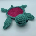 Handmade crochet turtle coaster in vibrant blue-green and magenta knit texture - Peach Pink & Teal Green