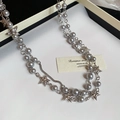 Detalle de collar de doble capa con estrellas y perlas en elegante joyero de regalo - Gris Plata