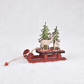 DIY kerstdecoratie van rood hout met groene dennenbomen en rendierfiguren op een slee - Hert