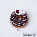 Modello realistico di ciambella al cioccolato in PU da 7cm con decoro di frutta rossa - Marrone-Mirtillo Rosso