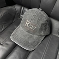 Dettaglio del ricamo R'27 sul cappellino da baseball vintage in cotone grigio lavato - L(58-60cm) / Nero Lavato