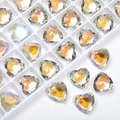 Dettaglio macro di cristalli di vetro a cuore cangiante da 12mm per fai da te e accessori - Cuore Trasparente Boutique G4 12MM / Aurora Fantasma