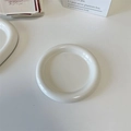 Nahaufnahme eines weißen Keramiktellers mit dicken runden Kanten für Desserts - Kleiner weißer runder dicker Teller (ca. 15 cm)