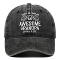 Detail der 'Awesome Grandpa' Bestickung auf der verwaschenen Denim Baseballkappe - Einheitsgröße / Schwarz