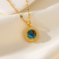 Detailaufnahme eines Planetenanhängers mit blauem Stein und weißem Zirkonia-Kranz - Runde Zirkonia Galaxie / Gold