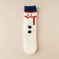 Detail der weißen Korallenvlies-Weihnachtssocke mit Schneemann-Design und blauem Plüschrand - Einheitsgröße / Weißer Schneemann