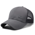 Atmungsaktive Herren-Mesh-Trucker-Cap in Dunkelgrau mit Berg-Logo für Outdoor-Sport - Verstellbar / Grau