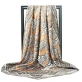 Carré de soie satiné marron doré à motif paisley sur un support en métal noir - Paisley Or Gris