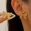 Élégantes boucles d'oreilles papillon dorées en acier inoxydable portées par un mannequin - Forme de Papillon (6556)