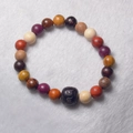 Gros plan détaillé de perles de prière en bois multicolores avec perle gravée noire - Perles Multicolores Rang Unique 8mm*22 Perles (Style Ancien)