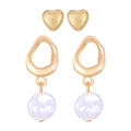 Dettaglio di orecchini a cuore dorati e pendenti geometrici con perle bianche - Stile Bottone a Cuore con Perla Artificiale Irregolare (10488) / Oro