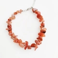 Primer plano de pulsera de piedras de ágata roja natural con cierre de langosta plata - Ágata roja