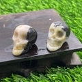 Mini-Totenkopf aus Naturstein mit einzigartigen schwarz-weißen Mustern und Glanz - Zebrastein