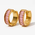 Elegante gouden huggie oorbellen met een rij roze rechthoekige kristallen - Roze (KDE1298)