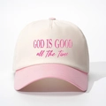 Détail de la broderie God Is Good sur une casquette de baseball bicolore crème et rose - Beige et Rose