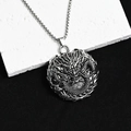 Vue détaillée du pendentif dragon en acier titane avec écailles et chaîne à perles carrées - Disque de Tête de Dragon