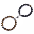 Détail de bracelets couple en œil de tigre et pierre mate avec fermoir magnétique cœur - Cœur Blanc - Oeil de Tigre et Pierre Dépolie