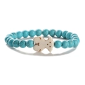 Bracciale di perline turchesi blu con ciondolo a forma di orsetto bianco su sfondo bianco - Turchese Blu
