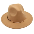 Détail d'un chapeau fedora en feutre de laine kaki avec ruban noir et boucle en métal doré - M (56-58cm) / Chameau