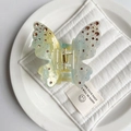 Vista detallada de la pinza para el pelo de mariposa con degradado y diamantes de imitación - Degradado Amarillo Azul