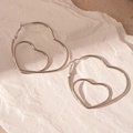 Pendientes minimalistas de doble corazón plateado con acabado pulido en fondo piedra - Aguja de Plata S925/Hierro / Plateado