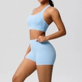 Detailansicht des himmelblauen Yoga-Sets mit Racerback-Sport-BH und High-Waist-Fitness-Shorts - S / Himmelblau