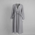 Dettaglio vestito grigio scollo a V con pizzo bianco e texture a balze in vita - S / Grigio