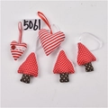 Dettaglio di un set di decorazioni natalizie in tessuto a forma di cuore e albero - Ornamenti a Cuore e Albero in Tessuto (Gruppo 17)