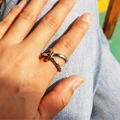 Minimalistischer silberner verschlungener Ring für Damen am Zeigefinger bei Tageslicht - US 7 / Weißgold